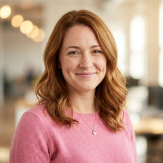 Emily Watson, vermeld als Hoofd Klantenondersteuning bij Nobel Kapithof, op een profielfoto
